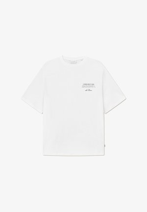 Bijela, majica kratkih rukava s okruglim izrezom. Sadrži natpis "LOWER WEST SIDE" i logo u crnoj boji na lijevoj strani prsnog područja. Jednostavan dizajn.