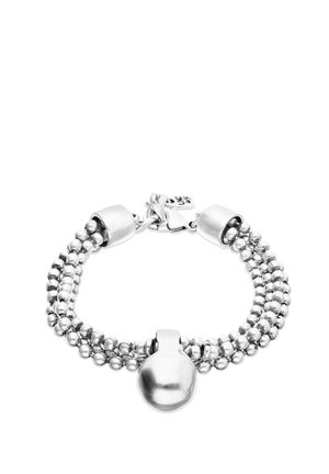 Pulsera de cuentas plateadas con tres hilos, un charm ovalado liso en el centro y cierre de langosta.