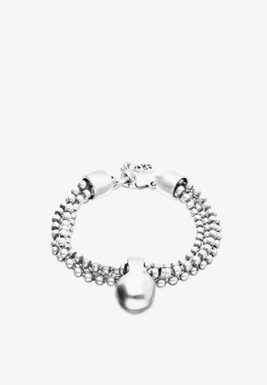 Bracelet à perles argentées avec trois rangs, un pendentif ovale lisse au centre, et une fermeture à fermoir mousqueton.