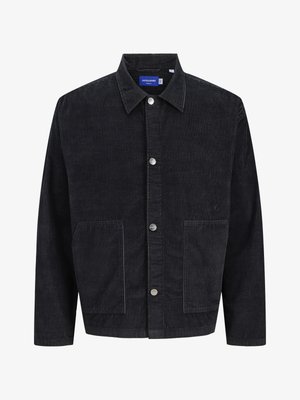 Musthave tumesest kangast paksus, millel on krae, ees nööbid ja kaks suurt taskut. Tekstuuriga kangas, millel on vertikaalne ribastus.