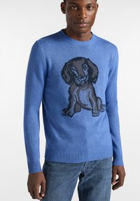 Blauer gestrickter Pullover mit einem schwarz-braunen Dackel-Graphic auf der Vorderseite. Rippbündchen und Saum sowie ein Rundhalsausschnitt.