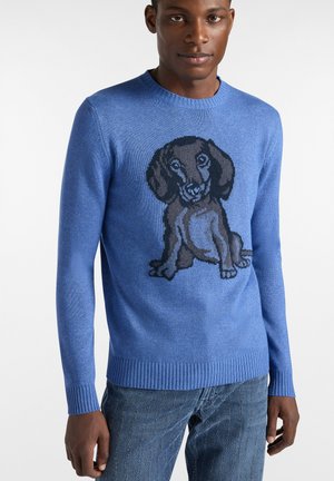 Blauer gestrickter Pullover mit einem schwarz-braunen Dackel-Graphic auf der Vorderseite. Rippbündchen und Saum sowie ein Rundhalsausschnitt.