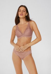 Krajkový bralet a odpovídající tangá v jemném mauve, obohacený trojúhelníkovým tvarem, vlnitými okraji a květinovými vzory.