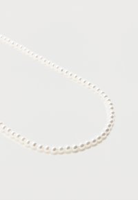 Μονόσειρο κολιέ με στρογγυλές, λευκές πέρλες, διατεταγμένες σε συνεχή κύκλο σε απλό λευκό φόντο.