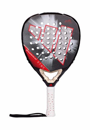 Paleta de pádel con diseño en negro, rojo y blanco, superficie perforada y empuñadura blanca con correa para la muñeca.