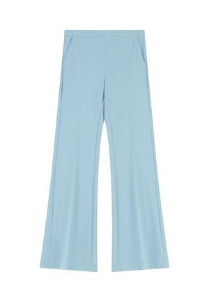 Pantaloni a gamba larga color azzurro chiaro con tasche laterali e vita alta, distesi su uno sfondo bianco.