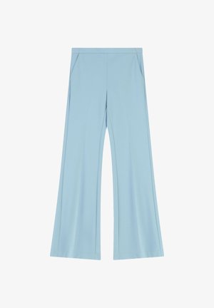 Pantaloni a gamba larga color azzurro chiaro con tasche laterali e vita alta, distesi su uno sfondo bianco.