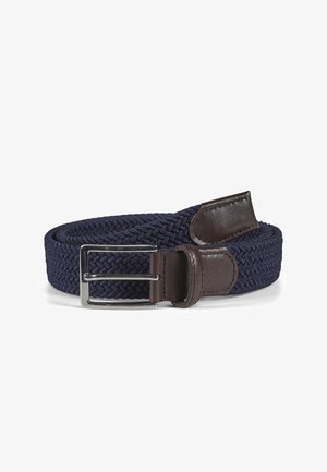 Cinturón tejido en color navy con una pestaña y bucle de cuero marrón, que cuenta con una hebilla de metal plateado. La textura es trenzada y elástica para mayor flexibilidad.