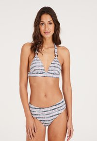 Bikini set koji se sastoji od trokutastog topsa i visokog donjeg dijela, oboje u bijelom materijalu s višebojnim uzorcima u obliku suze.