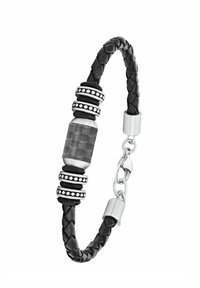 Pulsera de cuero trenzado negro con acentos cilíndricos de plata y una piedra negra facetada en el centro. Se sujeta con un broche de langosta de plata.