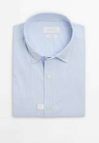 Chemise habillée slim fit pour homme bleu clair et blanc avec des rayures verticales, pliée soigneusement avec col et boutons visibles.
