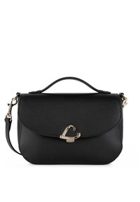 Borsa nera strutturata in pelle liscia, con patta curva, accessori in tono oro e tracolla removibile.