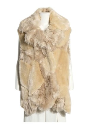 Veste sans manches en patchwork de fausse fourrure beige et marron clair avec col large, présentée sur mannequin blanc.