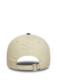 Beige Kappe mit einem flachen Schirm, verstellbarem Riemen hinten und einem lila Knopf oben. Hergestellt aus weichem Stoff mit Nähdetails.
