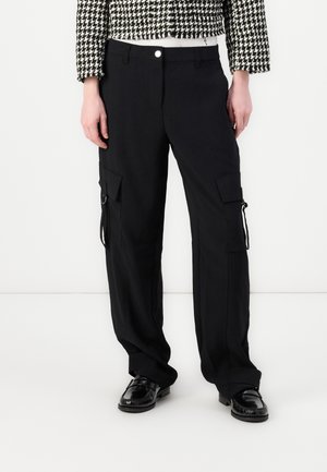 Pantalons cargos noirs à coupe ample, avec des poches latérales et des détails à cordon de serrage. Fabriqués en tissu résistant avec une texture lisse.