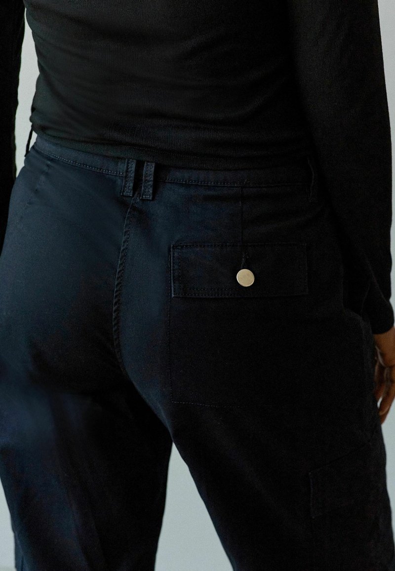 Next PARACHUTE - Reisitaskuhousut - black