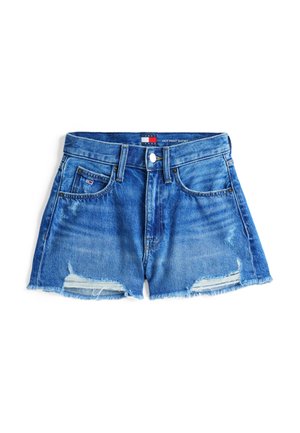 Pantalones cortos de mezclilla en azul claro con bordes desgastados, con cinco bolsillos y cierre de botón. Lavado descolorido con detalles de costura visibles.
