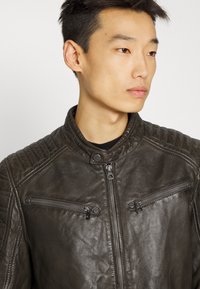 Gipsy by Mauritius CHESTO - Casaco de couro - dark olive