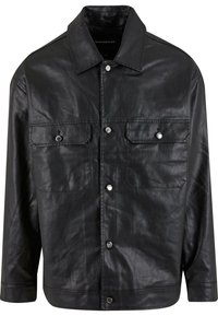 Schwarze Lederjacke mit einer knöpfbaren Front, zwei Brusttaschen und einem spitzen Kragen, die eine glatte Textur und ein minimales Design aufweist.