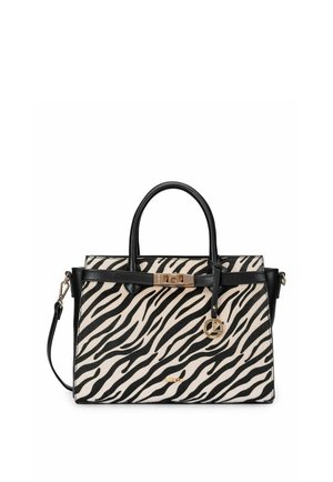 Sac à main zébré noir et blanc avec poignées noires, fermoir doré et breloque logo ronde en or, avec une bandoulière amovible.