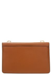 Sac à main en cuir marron à texture lisse, de forme rectangulaire, avec un accent métallique sur le dessus. Présente un design minimaliste.