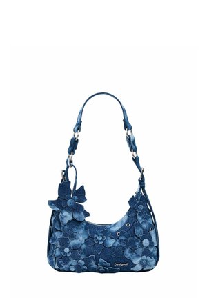 Pequeño bolso de mano azul de denim con grandes apliques florales texturizados y una única correa de hombro con anillas metálicas y lazos de tela.