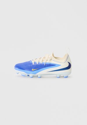 Chaussures de football bleu et blanc avec une tige texturée, logo jaune, fermeture à lacets et crampons multicolores pour une meilleure traction. Design léger.
