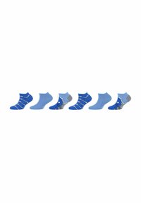 Set mit fünf blauen Knöchelsocken, die verschiedene Muster zeigen, darunter Streifen und ein Haifischdesign, gefertigt aus einem weichen, dehnbaren Material.