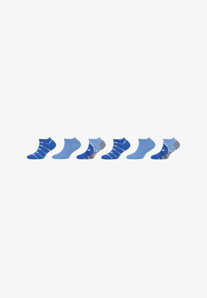 Set di cinque calzini alla caviglia blu con diversi motivi, tra cui righe e un design di squalo, realizzati in un materiale morbido e elastico.
