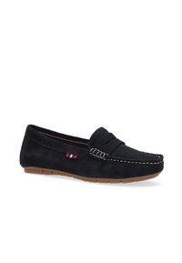 Dunkelblaue Wildleder Slipper mit Mokassin-Design, Kontrastnähten, Gummisohle und einem kleinen roten, weißen und blauen Akzent.