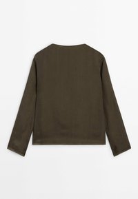 Haut marron à manches longues en tissu lisse et léger. Coupe simple et carrée avec un large décolleté et un ourlet droit. Pas de motifs ou accents visibles.