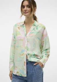 Camicia in tessuto leggero e stropicciato, caratterizzata da motivi astratti in tonalità pastello di verde, rosa e beige; dotata di chiusura a bottoni sul davanti e colletto.