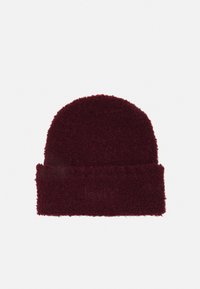 Gorro bordô com um exterior macio e texturizado. A bainha dobrada exibe o logótipo da marca em relevo. Top arredondado para um ajuste confortável.