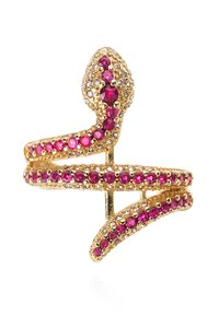 Bague en tone or en forme de serpent, embellie de petites pierres roses et de pierres claires, avec une finition texturée et un design tournant.