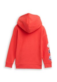 Rood hoodie met een zachte stof, lange mouwen en een grafische print van kleurrijke figuren langs de rechter mouw.