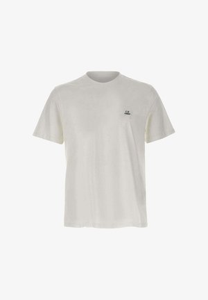 Biele tričko s krátkym rukávom a okrúhlym výstrihom, na ľavej strane hrudníka malé čierne logo "C.P. Company".