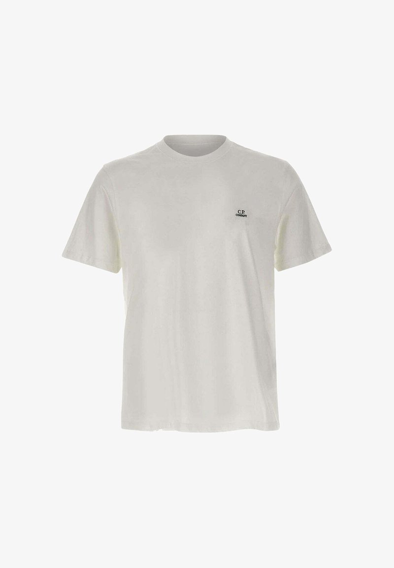 T-shirt bianca a maniche corte con scollo rotondo e piccolo logo nero "C.P. Company" sul petto a sinistra.