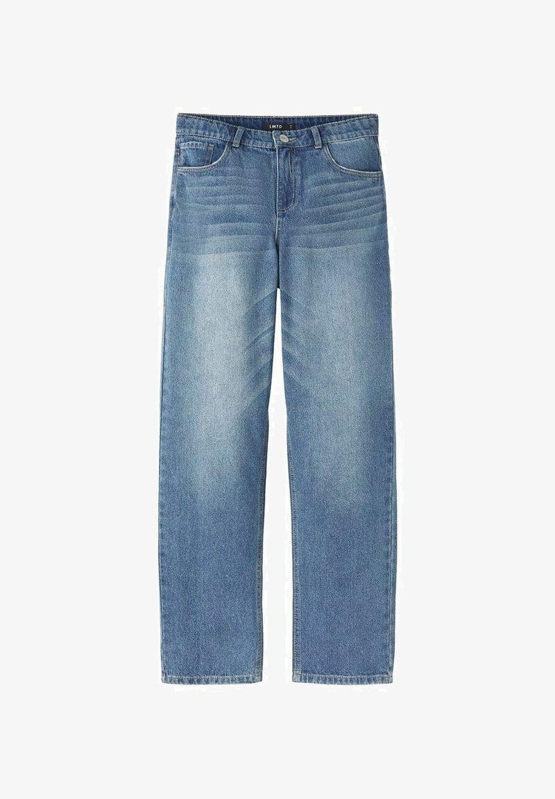 Jean en denim bleu coupe droite avec un léger effet délavé aux cuisses et des plis moustache près des poches avant, fermeture par bouton et zip.