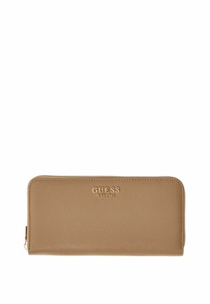 Portefeuille beige Guess avec fermeture éclair tout autour, surface texturée et lettrage doré du logo "GUESS EST 1981" centré à l’avant.