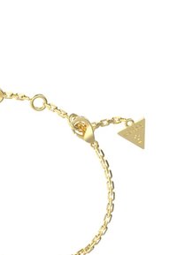 Bracciale a catena color oro con ciondolo triangolare e chiusura a gancio. Texture liscia con segmenti ovali collegati.