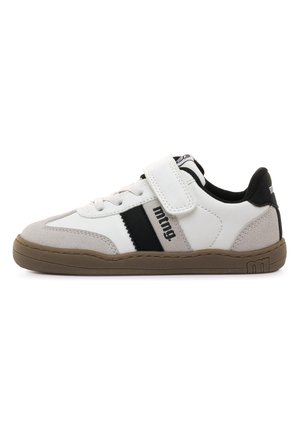 Sneaker bianca e grigia con striscia nera e logo, suola marrone, lacci e una chiusura a strappo bianca.