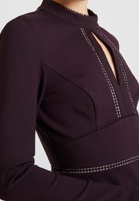 Forever New Juhlamekko - dark purple