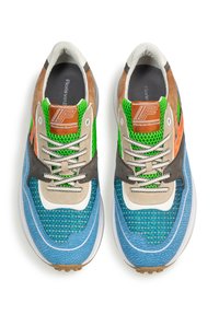 Sneaker con una toma superiore in mesh blu, dettagli in suede marrone, linguetta in mesh verde e suola intermedia grigia. Presenta dettagli multicolore e superfici testurizzate.
