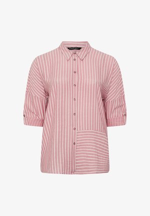 Pink skjorte med knapper, hvide lodrette striber, trekvartlange ærmer med knapstropper og kontrasterende vandrette striber på en brystlomme foran.