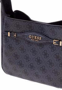 Borsa a spalla nera imbossata con tessuto testurizzato, dotata di hardware dorato, pattina curvata e logo inciso "GUESS EST 1981".