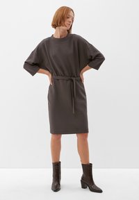 s.Oliver BLACK LABEL MIT TAILLENGÜRTEL - Jurk - mokka
