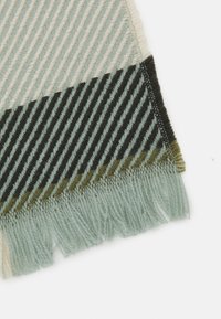 Eșarfă din lână țesută, cu dungi diagonale în nuanțe de albastru deschis, crem, negru și verde măsliniu, având ciucuri la margini.