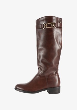 Stivali alti in pelle marrone con tacco piatto, caratterizzati da una fascia decorativa con fibbia dorata nella parte superiore e una superficie liscia e lucida.