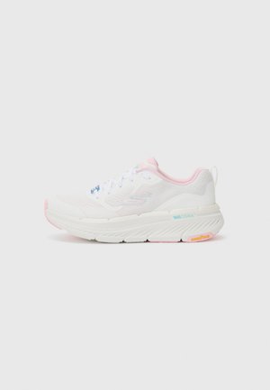 Sneaker bianca con tomaia in rete testurizzata e accenti rosa. Suola spessa con scanalature, logo marchiato e dettagli colorati sulla suola.