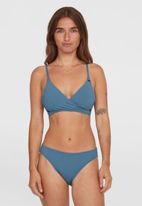 Set di bikini blu composto da un top avvolgente con spalline sottili e un bottom a vita alta coordinato. Tessuto morbido con dettagli di cucitura minimi.